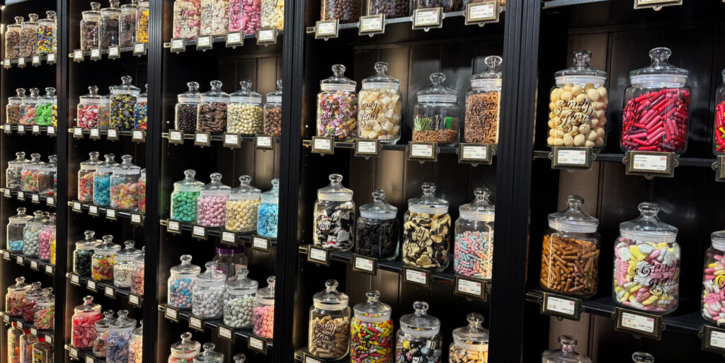 Étagères pleines de bonbons de la boutique Sweeties à La Flèche (72)