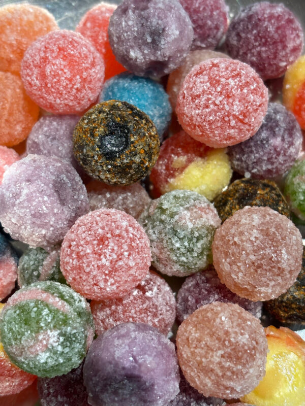 Zoom sur le sachet découverte "bonbons mega sour" 350g de Sweeties Confiserie